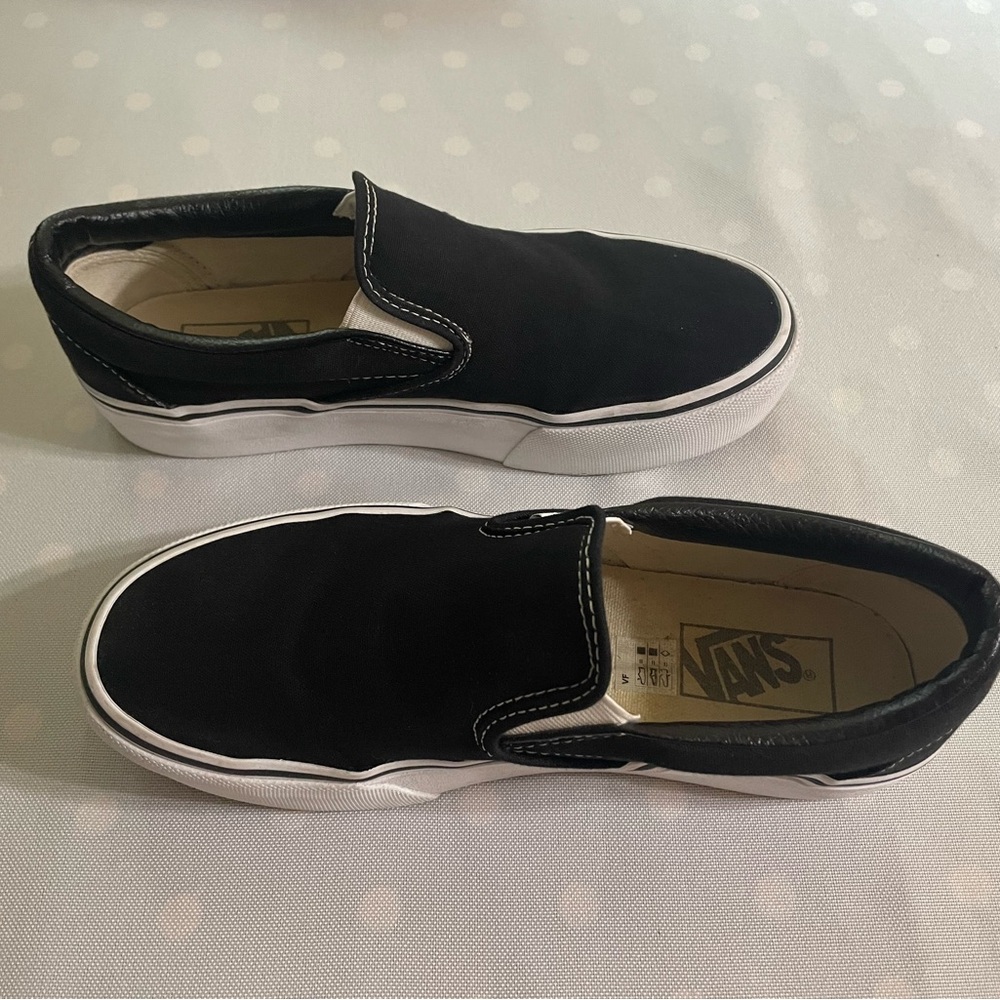 VANS Off the Wall Women’s Size 8 / Men’s size 6.5. EUC.  Dog friendly home.